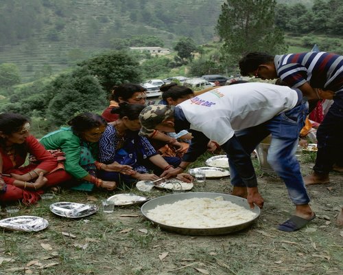 घर का ताज़ा बना हुआ खाना और परिवार